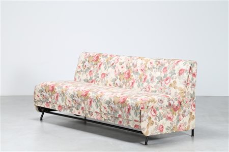 MANIFATTURA ITALIANA Divano letto in tessuto e metallo laccato anni 60. -. Cm...