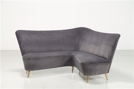 MANIFATTURA ITALIANA Divano ad angolo in tessuto con piedini in ottone. . Cm...