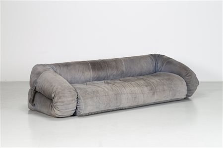 BECCHI ALESSANDRO (n. 1946) Divano in camoscio mod. Anfibio, per Giovanetti,...