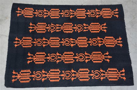 [Tappeti] Tappeto Bouclé, Sec. XX tessuto in lana nera con decorazione...