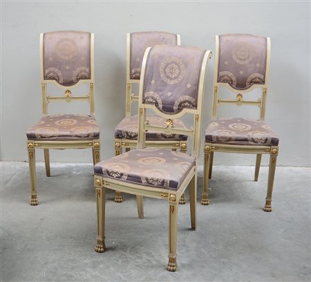 Gruppo di quattro sedie in legno intagliato e laccato con piccoli fregi...