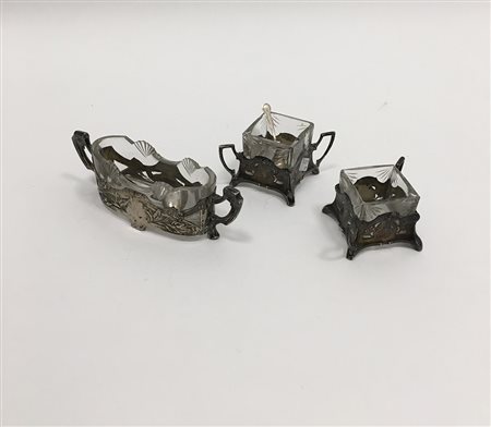 Lotto composto da due saliere e una mostardiera in argento e vetro decorate a...