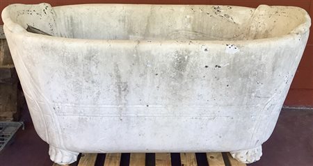 Vasca "Impero" in marmo con fianchi scolpiti ad imitare una sedia e una...