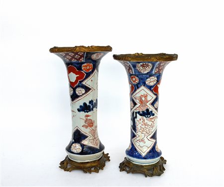 Manifattura di Cina metà sec. XIX. Coppia di vasi a tromba montati in bronzo...