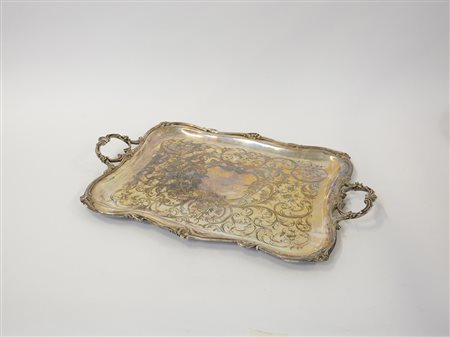 Vassoio in metallo argentato, a due manici, di forma rettangolare sagomata e...
