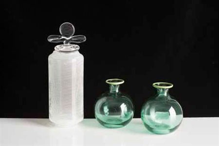 VENINI Lotto composto da una bottiglia in vetro a filigrana con tappo e due...