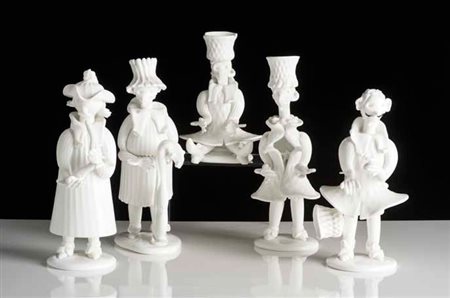 MANIFATTURA MURANESE Serie di cinque figure di musicanti in vetro lattimo,...