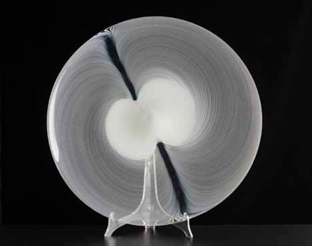 TAPIO WIRKKALA Grande piatto della serie “Pavoni” in vetro a mezza filigrana....