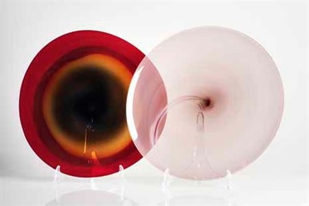 TIMO SARPANEVA Piatto nei colori del rosso, ambra e nero, 1988. Firma incisa:...