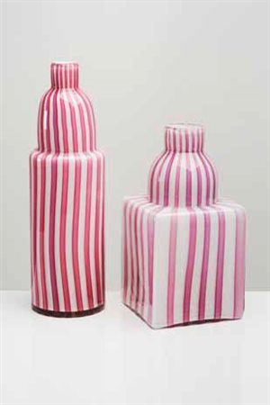 ALESSANDRO MENDINI Bottiglia della serie “Berito” in vetro lattimo con decoro...