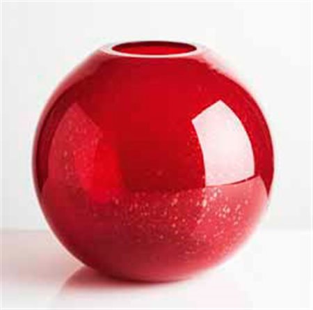 GAE AULENTI Vaso a forma sferica in vetro di grande spessore, 1998. Firma...