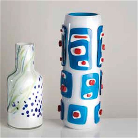 OWE THORSSEN E BRIGITTA KARLSSON Vaso in vetro lattimo con decoro policromo....