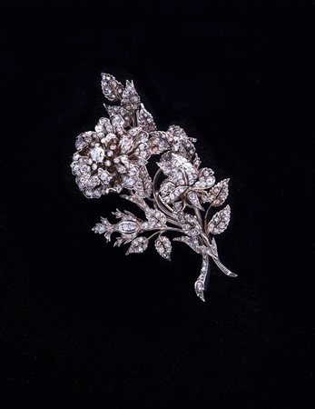 Spilla tremblant in oro giallo e argento, con brillanti del peso complessivo...