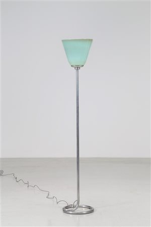 BUZZI TOMASO (1900 - 1981) Lampada da terra con struttura in metallo cromato...