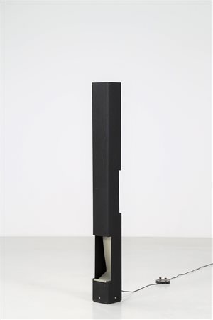 VIGANO' VITTORIANO (1919 - 1996) Lampada da terra in alluminio laccato,...