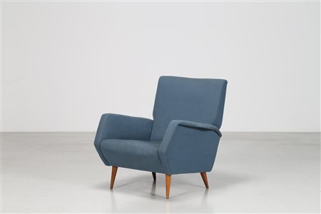 PONTI GIO' (1891 - 1979) Poltrona con struttura in legno, imbottitura in...