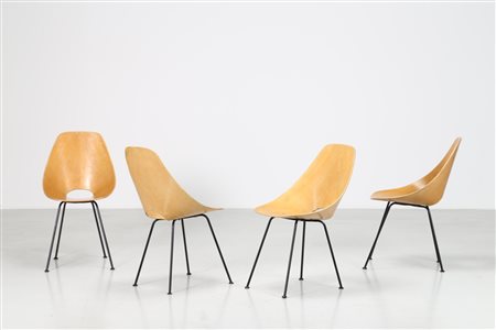 NOBILI VITTORIO (n. 1935) Quattro sedie in compensato curvato e gambe in...