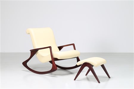 KAGAN VLADIMIR Poltrona a dondolo con pouf in mogano e skai, anni 60. -. Cm...