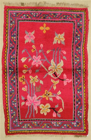 KOTAN Turkestan Orientale. 1950 circa. Fondo rosso fucsia, corolle di fiori,...