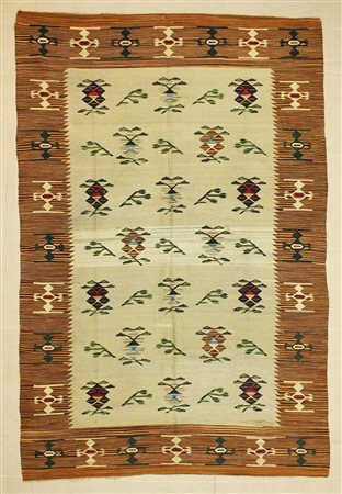 BESSARABBIA KILIM Bulgaria. 1950 circa. Fondo chiaro. Grossa falla. Tappeto....