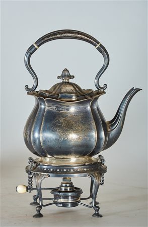 MANIFATTURA INGLESE DEL XIX SECOLO Teiera. Sheffield. Cm 20,00 x 32,00....