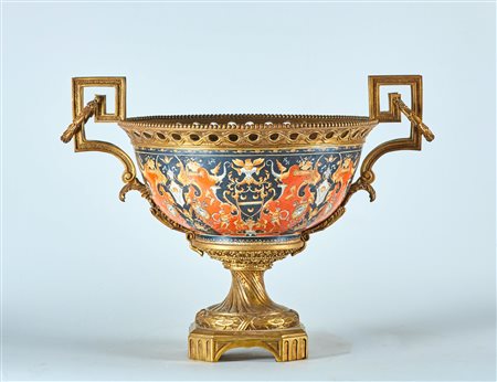 MANIFATTURA FRANCESE DEL XIX SECOLO Centrotavola decorato con bronzi dorati....