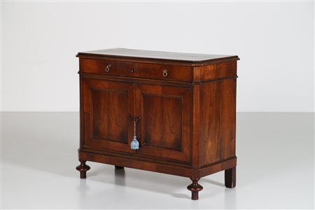 MANIFATTURA ITALIANA DEL XIX SECOLO Credenza in legno di noce. . Cm 112,00 x...