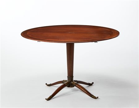 Tavolo con piano circolare munito di due prolunghe, bordato in mogano,...