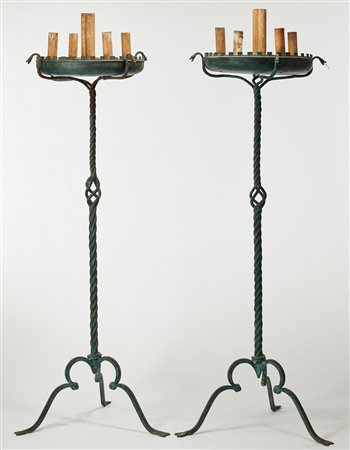 Coppia di torciere da terra a cinque luci in ferro battuto e patinato verde,...