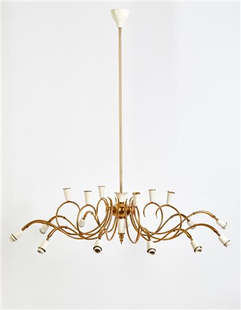 Lampadadario a diciotto luci in ottone lucidato e metallo laccato bianco....