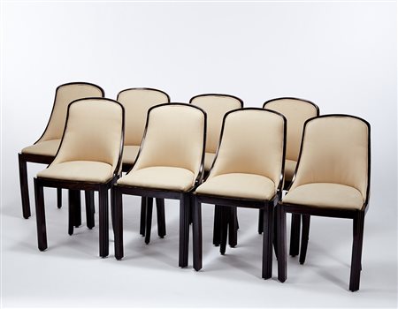 * Lotto composto da otto sedie di gusto Secessionista in legno massello, con...