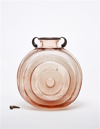 Manifattura francese. Vaso déco globulare in vetro ametista chiaro soffiato...