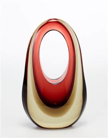 Seguso (attribuito) Vaso forato in vetro sommerso ambrato e rosso. Murano,...