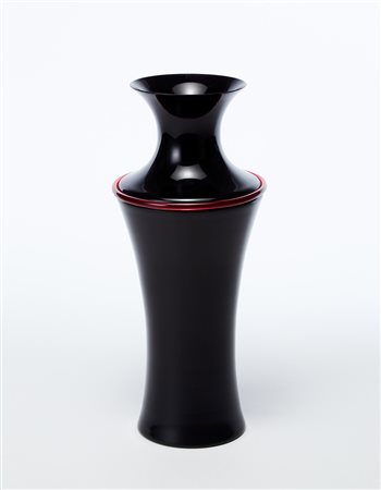 Veart Vaso di forma doppiamente biconcava in vetro soffiato ametista scuro,...