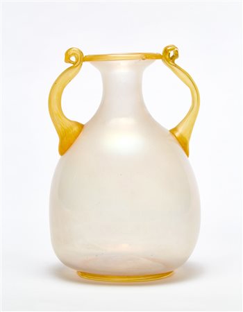 Manifattura di Murano. Vaso biansato in vetro soffiato opalescente,...