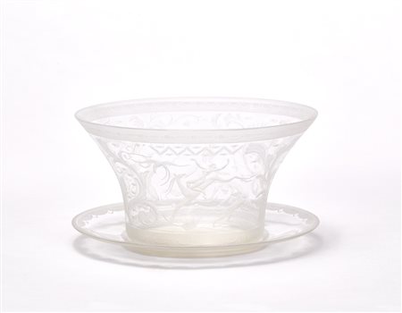 Simon Gate Jonsson (1883 - 1945) Vaso e piattino in vetro soffiato incolore...