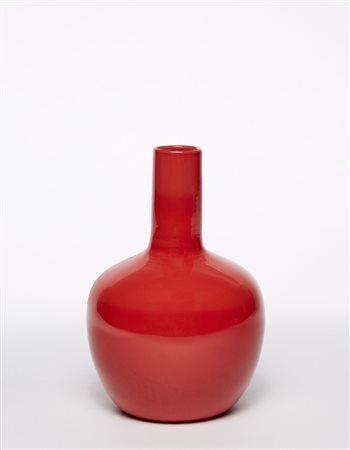 Venini Vaso a bottiglia in vetro incamiciato rosso opaco della serie...