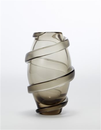 Venini Vaso modello "Novecentotrentasei" in vetro fumé con fasce applicate e...