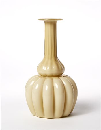 Mario Ticcò Vaso della serie "Omaggio a Morandi" in vetro incamicaito lattimo...