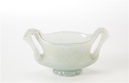 Ercole Barovier (Murano 1889 - Venezia 1974) Coppa biansata in vetro soffiato...