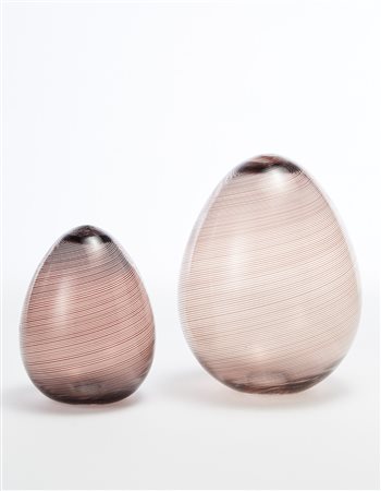 Venini Due uova in vetro soffiato a mezza filigrana ametista e incolore,...