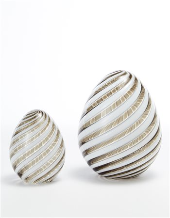 Venini Due uova in vetro soffiato a canne ritorte lattimo e grigio...