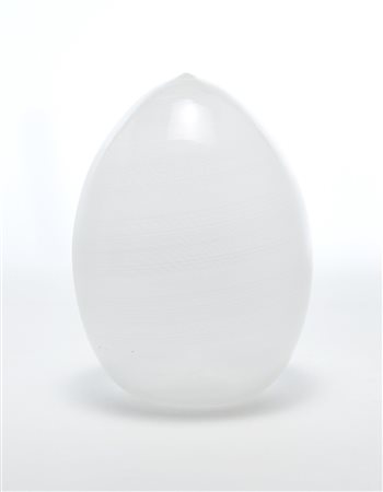 Venini Uovo a mezza filigrana in vetro incolore e lattimo. Murano, 1979....