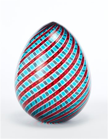 Venini Uovo in vetro soffiato a canne ritorte rosse, verdi e incolore, Murano...