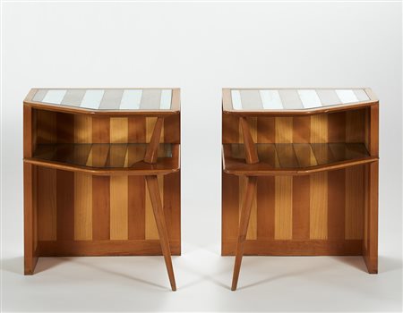 Coppia di comodini angolari impiallacciati e bordati in faggio e betulla, con...