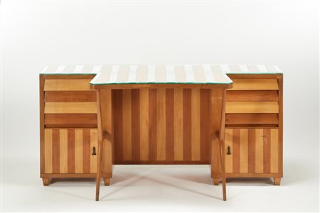 Scrivania impiallacciata e bordata in faggio e betulla, con quattro cassetti...