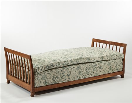 Divano-letto ad una piazza di gusto neoclassico, in legno di rovere massello....