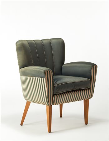 Poltrona da camera rivestita in seta verde e a righe bianche e verdi. Gambe...