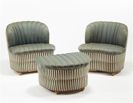 Coppia di poltrone da camera con pouff rivestite in seta verde e a righe...