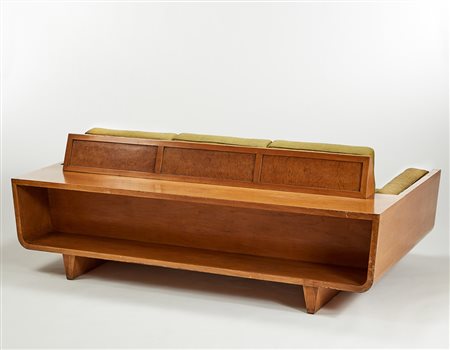 Divano da centro in noce massello, impiallacciato e lastronato, con cuscini...